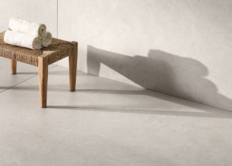 На фотографии пример использования плитки из коллекции Etherea фабрики Refin Ceramiche в дизайне интерьера.