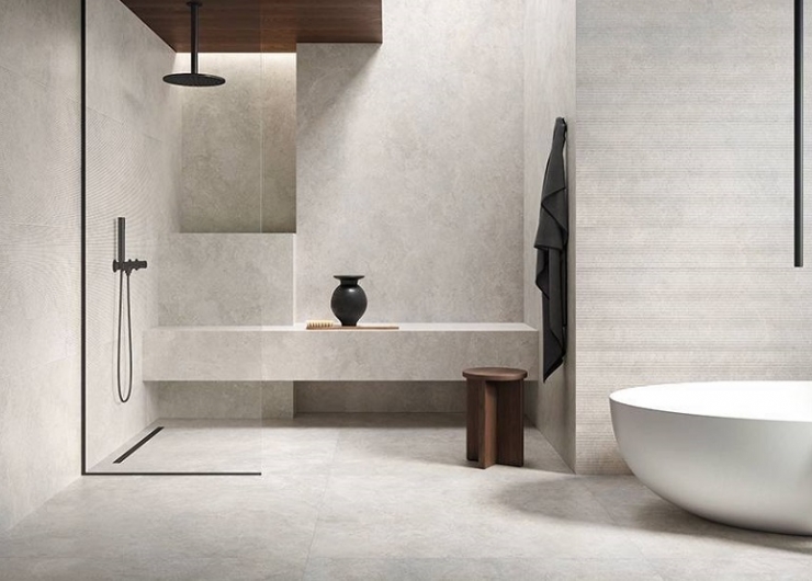 На фотографии пример использования плитки из коллекции Etherea фабрики Refin Ceramiche в дизайне интерьера.