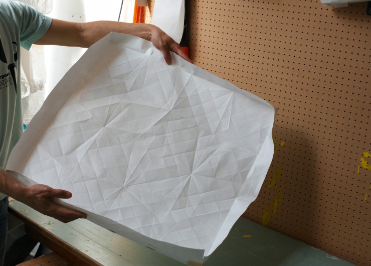 На фотографии пример использования плитки из коллекции Folded фабрики Mutina в дизайне интерьера.