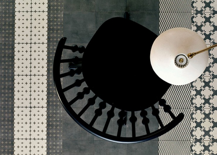 На фотографии пример использования плитки из коллекции Azulej фабрики Mutina в дизайне интерьера.