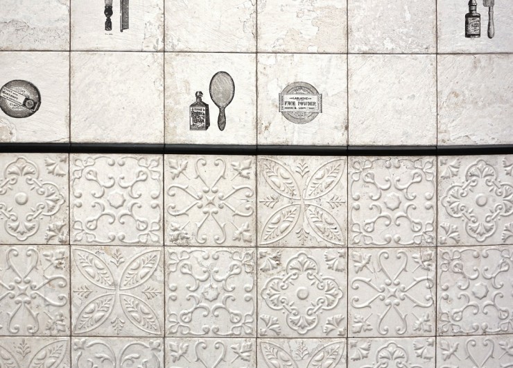 На фотографии пример использования плитки из коллекции Aged фабрики Aparici в дизайне интерьера.