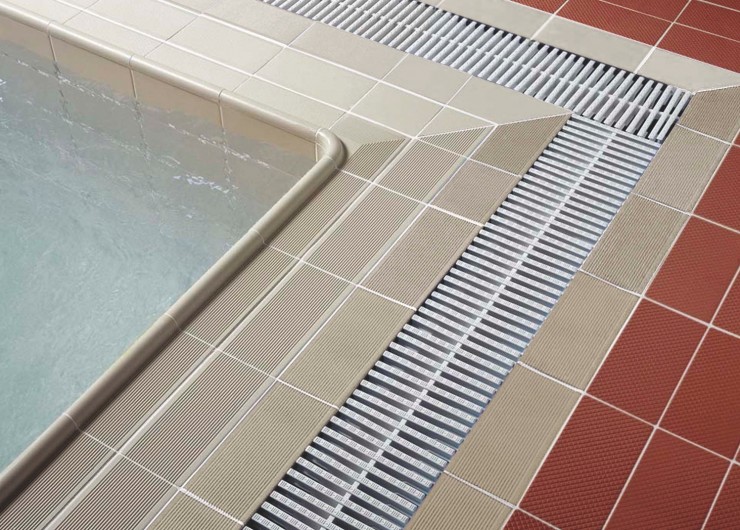 На фотографии пример использования плитки из коллекции Плитка для бассейнов фабрики Gres Aragon в дизайне интерьера.