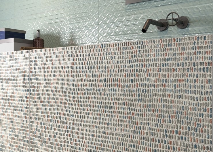 На фотографии пример использования плитки из коллекции Shiny фабрики Naxos в дизайне интерьера.