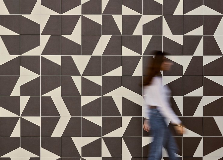 На фотографии пример использования плитки из коллекции Puzzle фабрики Mutina в дизайне интерьера.